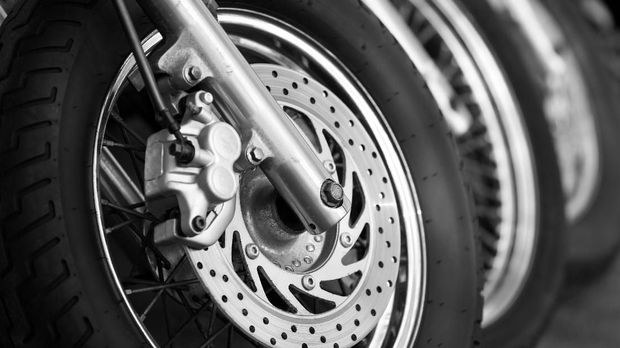 Ban Sepeda Motor Row of motorcycles on the street. Black and White
