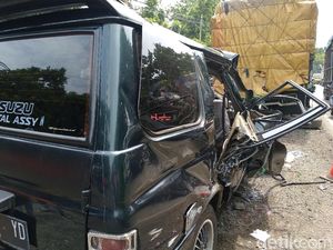MPV Tabrak Truk Parkir di Probolinggo, 6 Orang Tewas 5 Kritis