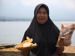 Kerupuk Racikan Ibu Penyapu Jalan Terbang ke China