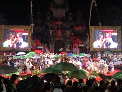 Sapa Pemuka Adat Bali Saat Hujan, Jokowi dan Bendesa Bergantian Memayungi