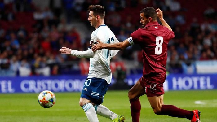 Lionel Messi tak mampu menyelamatkan Argentina dari kekalahan saat menghadapi Venezuela (Foto: Juan Medina/Reuters)