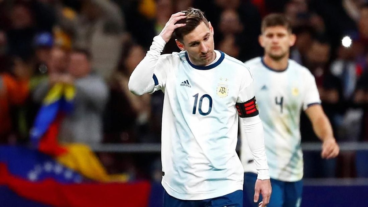 Lionel Messi mengalami cedera saat memperkuat Argentina di laga persahabatan melawan Venezuela (Foto: Juan Medina/Reuters)