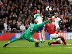 Di laga itu, Sterling tampil menggila. Ia mencetak ha-trick ke gawang Ceko pada menit ke-24, 62, dan 68 pertandingan. (Foto: Carl Recine/Reuters)