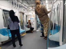 MRT Sesalkan Perilaku Penumpang yang Gelantungan hingga Injak Kursi Kereta