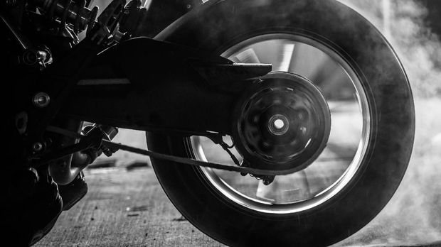 Ban Sepeda Motor stunt rider ride and burn wheel tire with engine power