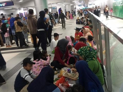 Para penumpang makan dan minum di stasiun MRT/ 