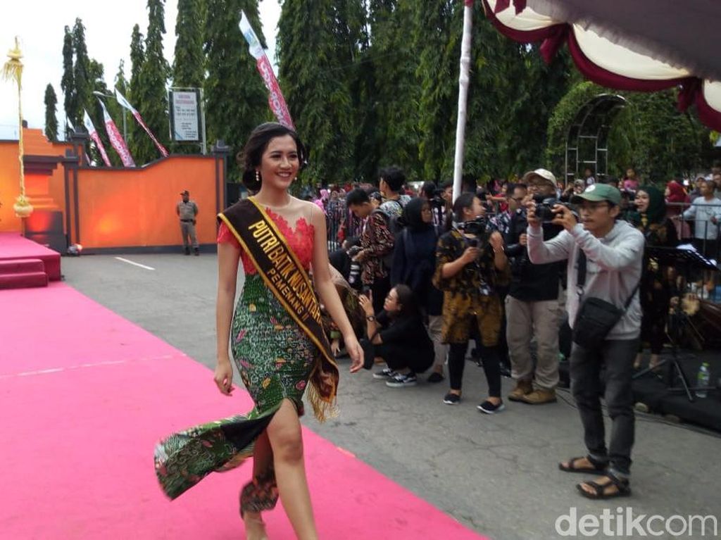 Batik Street Exhibition, Cara Terbuka Geliatkan Batik Khas Ponorogo Batik Street Exhibition, Cara Terbuka Geliatkan Batik Khas Ponorogo