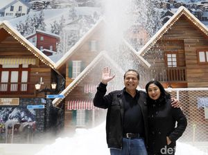 Foto: Chairul Tanjung Menikmati Salju di Bekasi