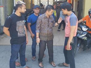 Wahyu Terduga Pembunuh Wanita Berjilbab dalam Mobil Juga Ambil HP Wahyu Terduga Pembunuh Wanita Berjilbab dalam Mobil Juga Ambil HP