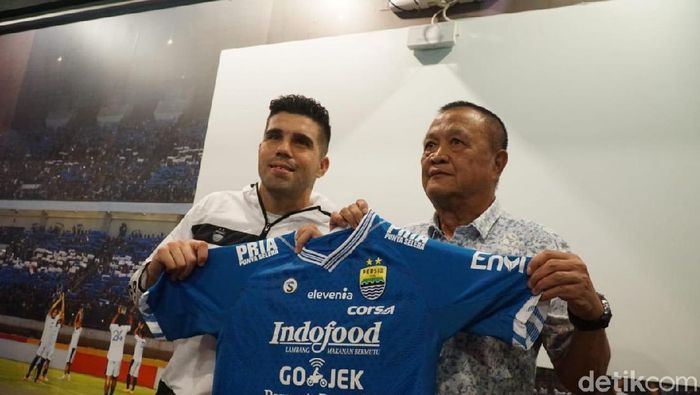 Fabiano Beltrame resmi berseragam Persib Bandung (Dony Indra Ramadhan/detikSport) Fabiano Beltrame resmi berseragam Persib Bandung (Dony Indra Ramadhan/detikSport)