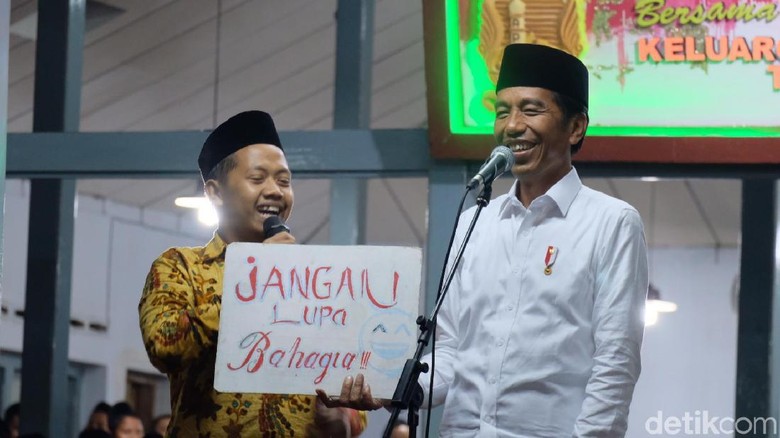 Dialog dengan Santri API, Jokowi Diberi Tulisan Ojo Nesu Dialog dengan Santri API, Jokowi Diberi Tulisan Ojo Nesu