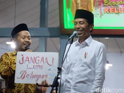 Dialog dengan Santri API, Jokowi Diberi Tulisan Ojo Nesu