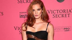 Pesona Bidadari Victorias Secret yang Dulu di-Bully karena Berambut Merah