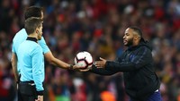 Dan Sterling yang mencetak hat-trick, menjadi man of the match di laga ini. Ia mendapat bola hat-trick usai pertandingan. (Foto: Clive Rose/Getty Images)