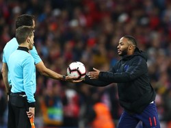 Dan Sterling yang mencetak hat-trick, menjadi man of the match di laga ini. Ia mendapat bola hat-trick usai pertandingan. (Foto: Clive Rose/Getty Images)