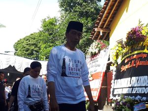 Jokowi Takziah ke Rumah Duka Ketum Seknas M Yamin Jokowi Takziah ke Rumah Duka Ketum Seknas M Yamin