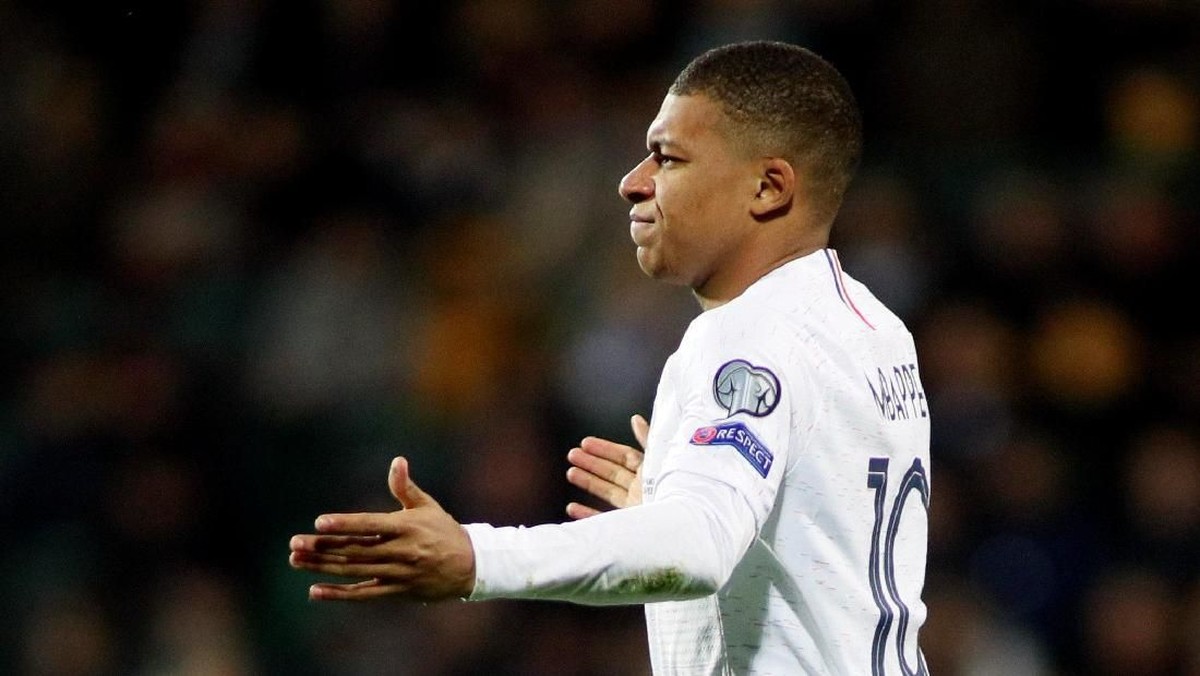 Penyerang Prancis Kylian Mbappe tertangkap mata wasit melakukan diving saat melawan Moldova di Kualifikasi Piala Eropa 2020. (Foto: Valentyn Ogirenko/Reuters)