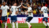 Lautaro Martinez merayakan gol bersama rekan-rekannya. Foto: Juan Medina/Reuters
