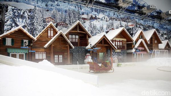 Foto: Suasana Penuh Salju di Trans Snow World Juanda