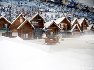 Foto: Suasana Penuh Salju di Trans Snow World Juanda