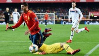 Tidak berselang lama, giliran Spanyol diahadiahi penalti oleh wasit setelah Alvaro Morata diganjal kiper Norwegia Rune Jarstein. (Foto: Denis Doyle / Getty Images)