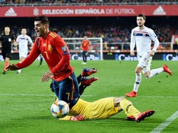 Tidak berselang lama, giliran Spanyol diahadiahi penalti oleh wasit setelah Alvaro Morata diganjal kiper Norwegia Rune Jarstein. (Foto: Denis Doyle / Getty Images)