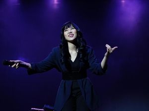 Wajah Semringah Isyana Sarasvati Buka Konser Boyzone di Jakarta Wajah Semringah Isyana Sarasvati Buka Konser Boyzone di Jakarta