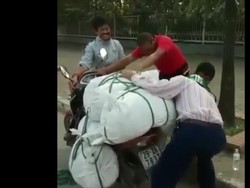 Viral! Aksi Indra Sjafri Bantu Driver Ojol di Vietnam