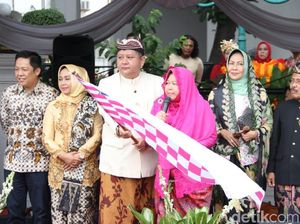 Warga Padati Jalan Nikmati Parade Budaya dan Bunga Surabaya Vaganza