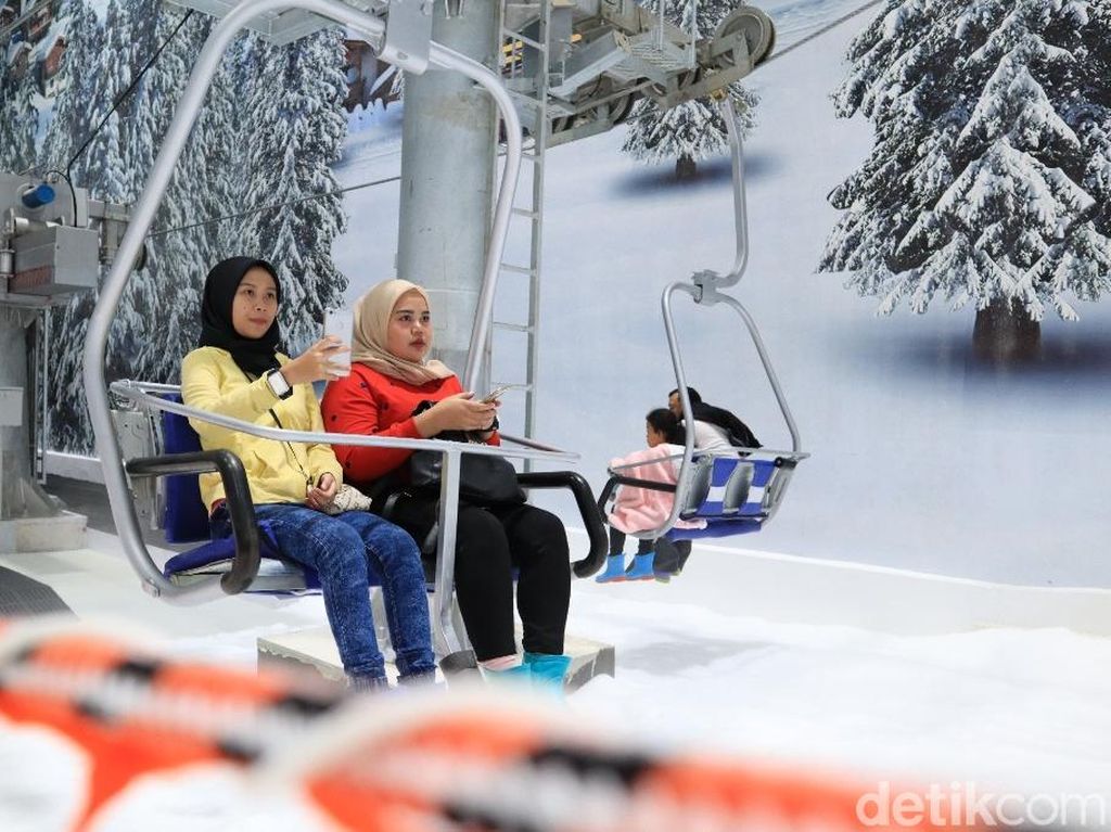 Yuk ke Trans Snow World dan Coba Naik Ski Lift Ala Negara Bersalju Yuk ke Trans Snow World dan Coba Naik Ski Lift Ala Negara Bersalju