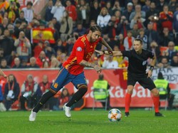 Bek sekaligus kapten Spanyol Sergio Ramos maju sebagai eksekutor dengan mencungkil bola sehingga bersarang di tengah jala gawang Norwegia. (Foto: Heino Kalis / Reuters)