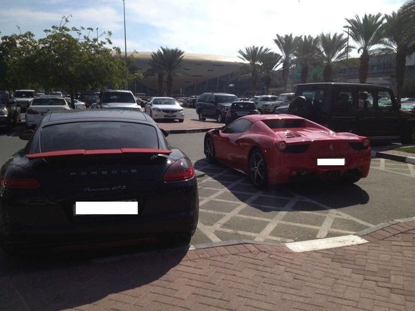 Parkiran Kampus di Dubai Bak Showroom Rolls-Royce cs