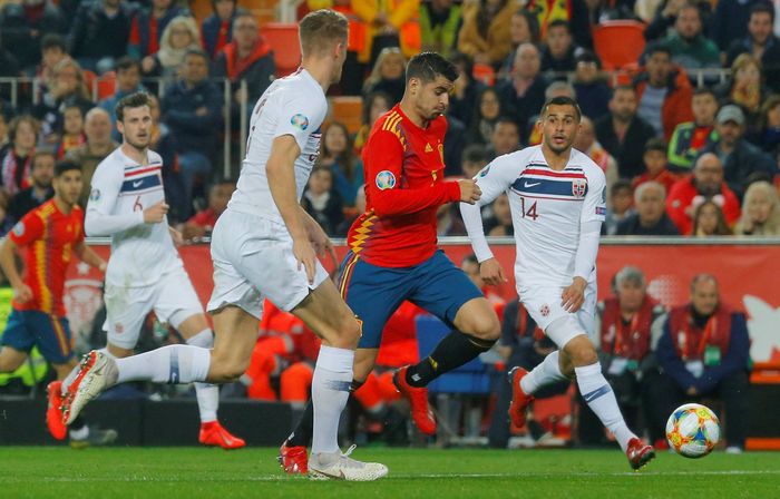Spanyol menang tipis atas Norwegia 2-1 di Kualifikasi Piala Eropa 2020. (Foto: Heino Kalis / Reuters) Spanyol menang tipis atas Norwegia 2-1 di Kualifikasi Piala Eropa 2020. (Foto: Heino Kalis / Reuters)