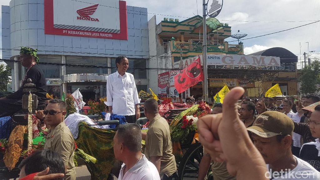 Potret Jokowi Kampanye Naik Kereta Kuda di Serang