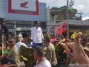 Potret Jokowi Kampanye Naik Kereta Kuda di Serang