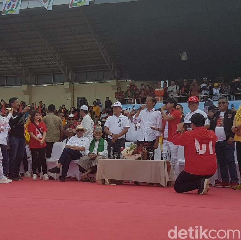 Ubah Lirik Lagu Radja, Jokowi: Kamu Harus Pilih Nomor Satu Ubah Lirik Lagu Radja, Jokowi: Kamu Harus Pilih Nomor Satu