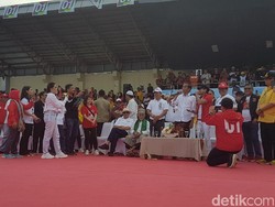 Ubah Lirik Lagu Radja, Jokowi: Kamu Harus Pilih Nomor Satu