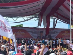 Tutup Kampanye Akbar di Makassar, Prabowo Diarak ke Tengah Massa