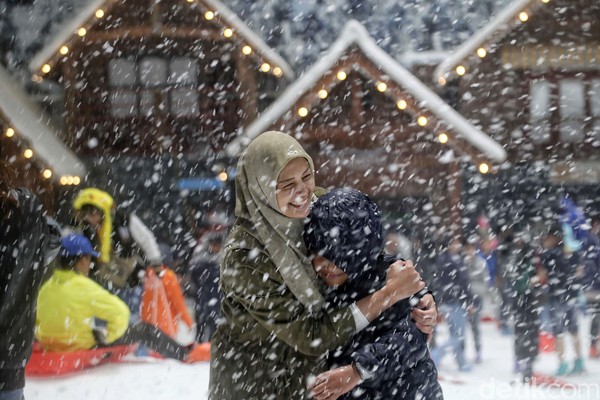 Hujan Salju di Trans Snow World Bekasi