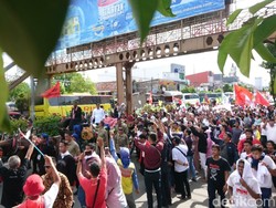 Naik Kereta Kuda, Jokowi Sapa Pendukung di Serang