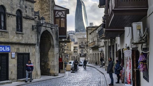Wisata Azerbaijan A view of the Old town and the Flame Towers in Baku on March 18, 2019. (Photo by Mladen ANTONOV / AFP)