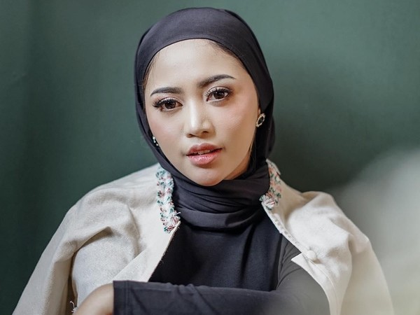 Tutorial Hijab Segi Empat Dengan Aksesoris Anting