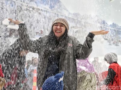 Serunya Bermain Salju di Trans Snow World Juanda