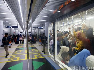 Warga Rela Antre Panjang Demi Naik MRT Jakarta