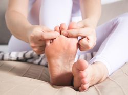 Telapak Kaki Seperti Tertusuk saat Bangun Tidur, Apa Penyebabnya Dok?