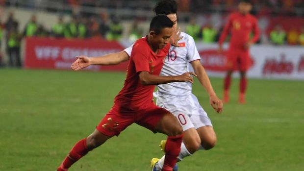 Pesepakbola Timnas Indonesia U-23 Sani Riski Fauzi (kiri) berupaya melewati pesepakbolatimnas U-23 Vietnam Truong Van Thay Qui (kanan). 