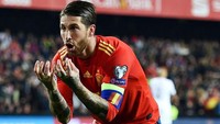 Penalti itu tak sekadar memenangkan Spanyol. Dengan gol tersebut, Ramos telah mengonversi keseluruhan dari lima kesempatan penalti dengan teknik Panenka. Ini adalah gol ke-16 bek Real Madrid itu di musim ini. (Foto: Denis Doyle / Getty Images)