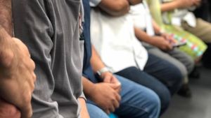 Ditemani Reza Rahadian, Ini Potret Jokowi Coba MRT Sebelum Peresmian