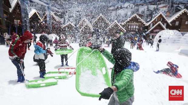 Area pertama Snow Area Playground, tempat untuk bermain salju bersama yang aman untuk anak-anak. Dengan butiran salju halus menyerupai asli-yang dibuat dengan mesin berteknologi Italia besutan Jerman-di area ini pengunjung dapat bermain lempar-lemparan salju, bahkan membuat snowman alias boneka salju. CNNIndonesia/Safir Makki
