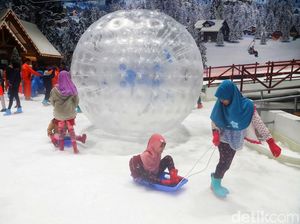 Serunya Meluncur dalam Bola Raksasa di Bukit Transpark Snow World Serunya Meluncur dalam Bola Raksasa di Bukit Transpark Snow World